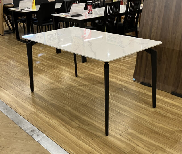 キズや汚れに強いセラミック天板の #ダイニングテーブル。無駄を削ぎ落としたスチール脚との組み合わせが、上質で洗練された空間を演出。美しさと実用性を兼ね備えた、長く使いたくなる一台です。