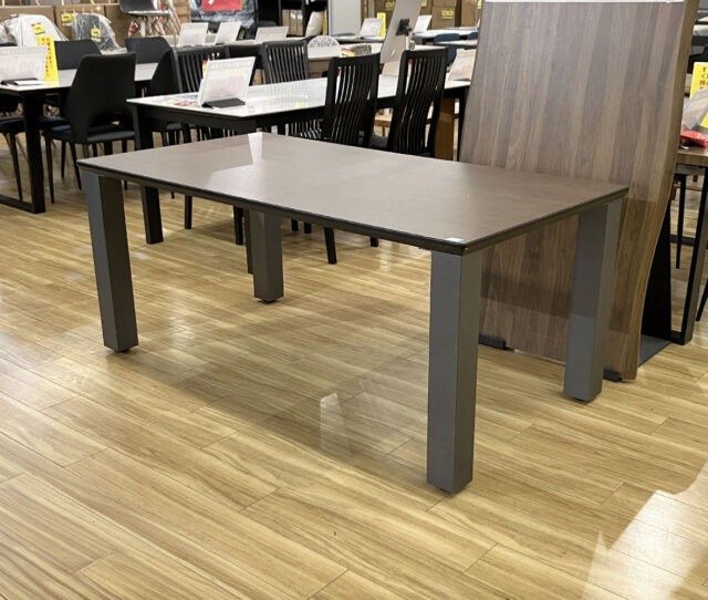 落ち着いた木目天板と重厚感ある脚がGOOD！シンプルながら存在感があり、どんな空間にも自然に溶けむ #ダイニングテーブル。広々としたサイズで使いやすく、家族団らんや作業スペースとしても最適◎