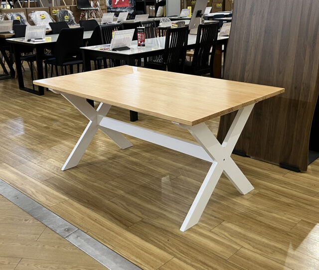 幅150cmで4人でもゆったり使える！ナチュラルな木目天板とホワイトのクロス脚が映える!カントリー調 #ダイニングテーブル。柔らかな色使いが空間を明るく演出し、家族が自然と集まる心地よいひとときを叶えます。