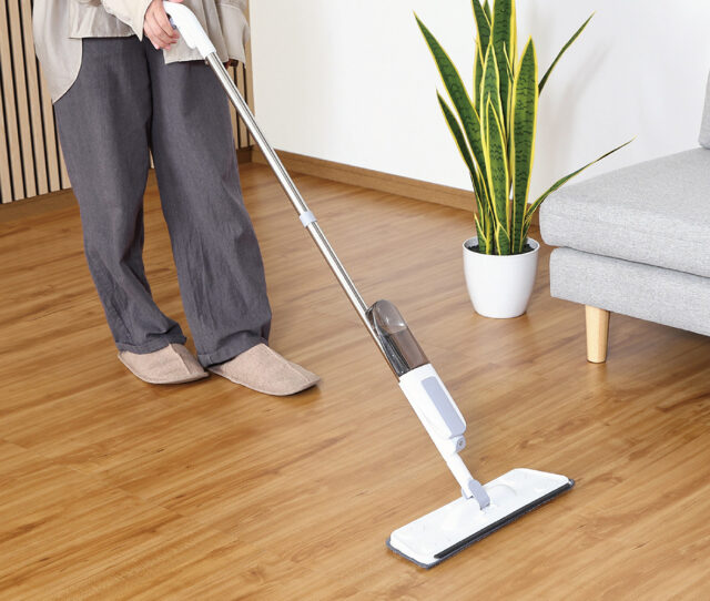 しゃがまずラクに拭き掃除！ボトルに水を入れて、そのまま床をサッと拭くだけの #スプレーモップ。持ち手のレバーを握るだけで水がシュッと噴射！ボトルに水を入れて、そのまま床をサッと拭くだけ◎ヘッドは360°回転するので、家具のすき間や細かい場所もラクラクお掃除。