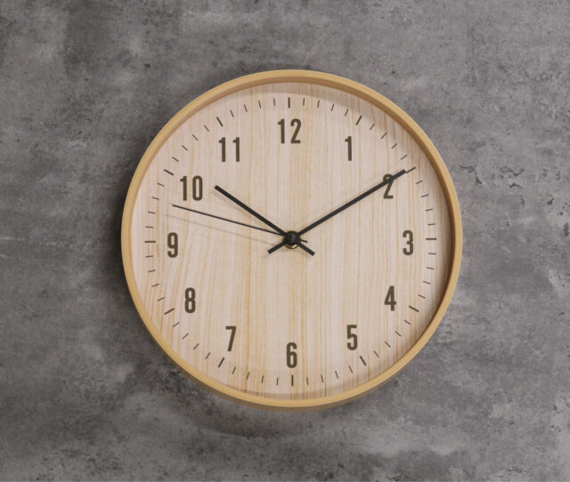 ナチュラルな木目調がお洒落な＃壁掛け時計！落ち着いたデザインでどんなお部屋にも馴染みます。リビングや寝室などにぴったり！
