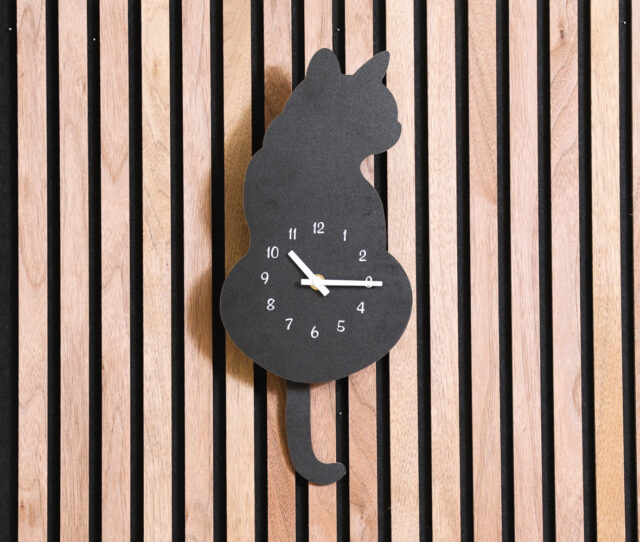 ネコ好きさん必見！揺れるしっぽがかわいい＃振り子時計！ユニークなデザインがお部屋の雰囲気をＵＰ♪時計としての機能だけでなく、お洒落なインテリアとしても◎