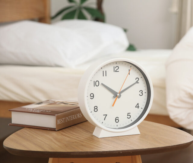 置き時計としても掛け時計としても◎＃2WAY時計！シンプルなデザインでお部屋に馴染みます。模様替えや使うときの気分によって壁掛時計と置時計を選べて便利！