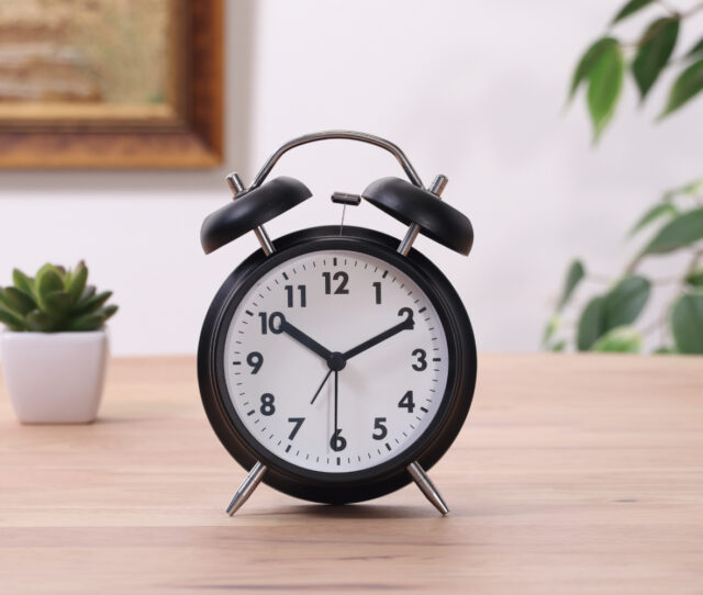 お洒落なレトロなデザインの＃置時計！フォルムのかわいいベル時計で枕元やデスクなどにぴったり◎