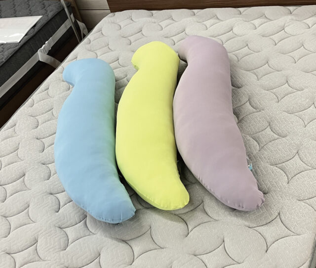 ひんやり素材で夏を先取り！＃冷感Ｓ字抱き枕！ぎゅっとすると安心感のある身体にフィットする形♪カバーが取り外し可能で洗えて清潔を保てます◎