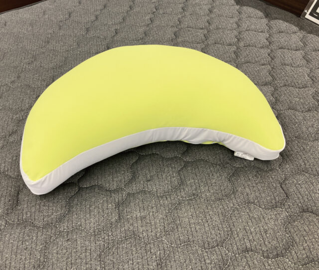 ひんやり素材の月型＃クッション！かわいいカラーで気分があがる♪もたれる・抱える・足をのせるなどなどいろいろな場面で使えます！