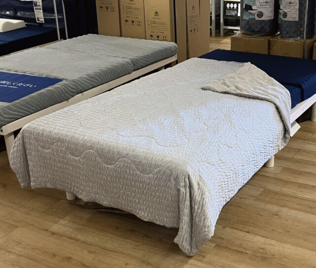 冷感くしゅくしゅリバーシブル＃ブランケット！パイル面とくしゅっと面ベタつかずさらさら爽やかな触り心地！その日の気温や気分によって選べる！ひんやり素材で省エネにも◎