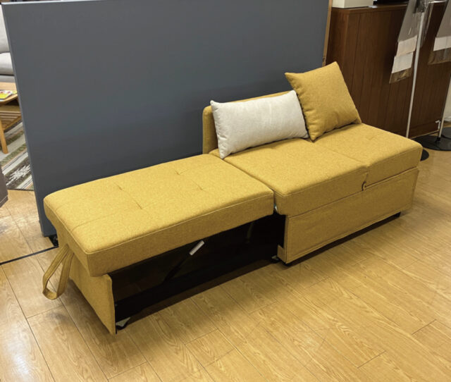 1人掛けタイプの#ソファベッド。ソファ下から座面が伸びコンパクトなベッドに早変わり。ソファ本体と同色のクッションとマクラとして利用できるクッション付き!2台並べて二人掛けソファとしても!