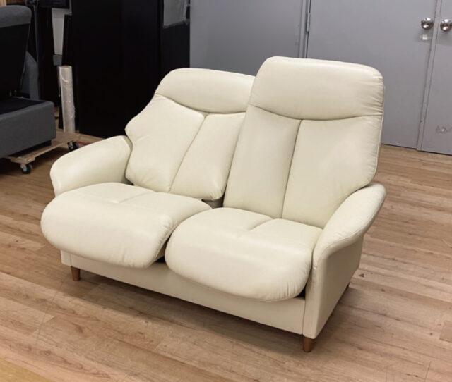 電気を使わないエコな#リクライニングソファ。2人でゆったりくつろげるコンパクトサイズ◎背もたれはハイバックで体を支え座り心地が良い!ソファの表側は本革使用し使うほどに体に馴染みます!