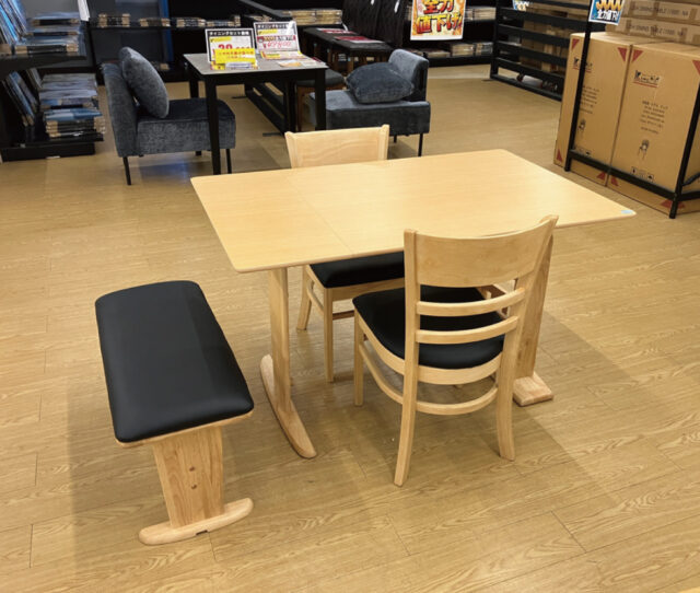 人気の折りたたみ伸長式(90-120㎝)#食卓4点セット。ベンチはテーブル下へ収納可能!お部屋に圧迫感を与えないコンパクトなサイズ感!テーブル側面に新聞や雑誌、調味料なども置ける収納付き◎