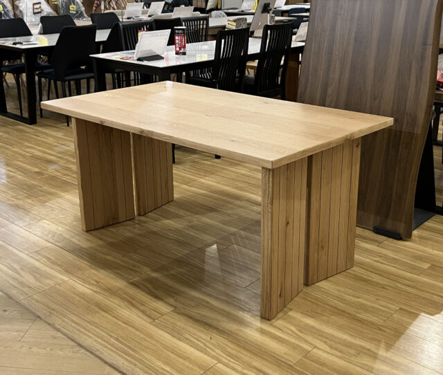 厚感のある無垢調デザインがGOODな #ダイニングテーブル。縦ラインの脚がアクセントになり、お部屋に上質な存在感をプラス◎木の温もりを感じながら、ゆったりとした時間を楽しめる一台です。