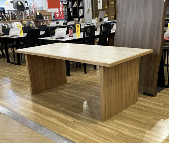 ＜ #プレミアム1点限り＞木の温もりと石目調天板が調和した、上質感あふれる #ダイニングテーブル。天板はセラミックだから、丈夫でお手入れラク♪しっかりとした脚デザインで安定感も抜群！サンプル品のため他にはない特別な一台です。