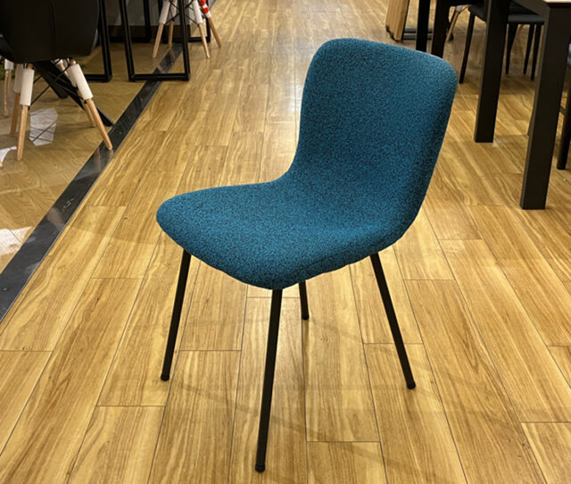 「自分らしい色で、暮らしを彩りたい」そんな願いを叶える4色の個性派。普通じゃ物足りないあなたへ贈る、一目惚れ必至の一脚！空間をパッと明るくする「ビタミンカラーの4色展開」。お部屋を広く見せる「ローバック＆スリムなスチール脚」。「自分らしさ」を表現できる、エッジの効いたデザイン