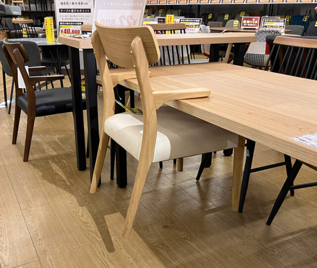 お掃除を劇的にラクにする、テーブルに掛けられる肘付き軽量チェア。肘掛けをテーブルに引っ掛けられる設計。床から浮かせられるため、掃除機やお掃除ロボットもスムーズ◎驚きの軽さで「立ち座りも移動も自由自在」。飽きがこない「スタンダードな2色の天然木カラー」