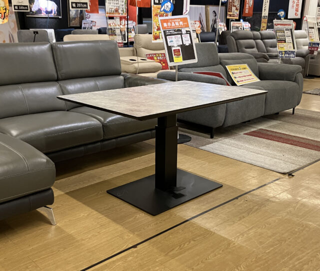 無段階でスムーズに高さを変えられる！身長や使い方に合わせて高さ調節ができる #昇降テーブル。ペダルを踏み、天板に手を添えるだけの簡単操作で昇降できるのも嬉しいポイント◎