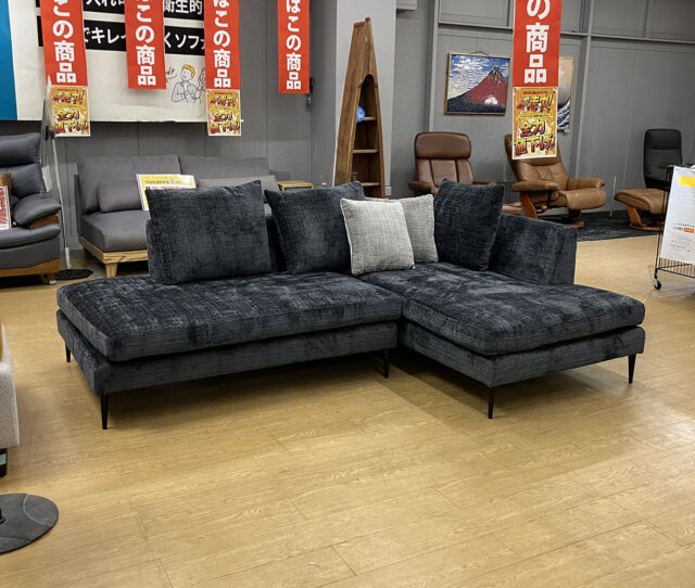 広々とした座面でゆったりリラックス♪レイアウト自由自在な #カウチソファ。肌触りのよいファブリック生地で、安定した座り心地◎背もたれクッション3個にミニクッション2個付きです。