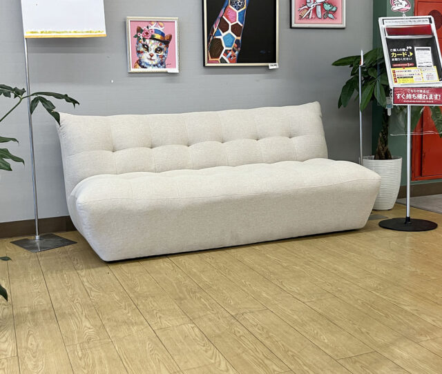韓国インテリア好きにオススメ！まるまるもこもこ、見た目どおりのふかふか脚はハイ・ロー切替でき、暮らしに合わせて楽しめます。座面に癒される #2人掛けソファ。ゆったりとした座り心地で、おうち時間がぐっと快適に◎