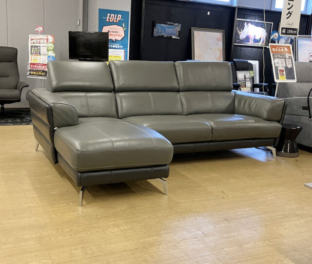 ＜ #プレミアム1点限り＞重厚感のあるデザインがカッコイイ◎グレー＆ブラックの2トーンカラーの #カウチソファ。しっとりとした質感と広々とした座面で、ゆったりとくつろげる贅沢な一台。可動式ヘッドレストで好みの角度に調整ができます。