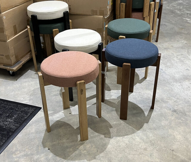 急な来客時やちょっと腰掛けたい時に便利！丸型のキュートなデザインの #スタッキングスツール。肌触りのよいファブリック生地の座面が心地よく、重ねて収納できるから、お部屋の隅に置いてもすっきりと収まります。