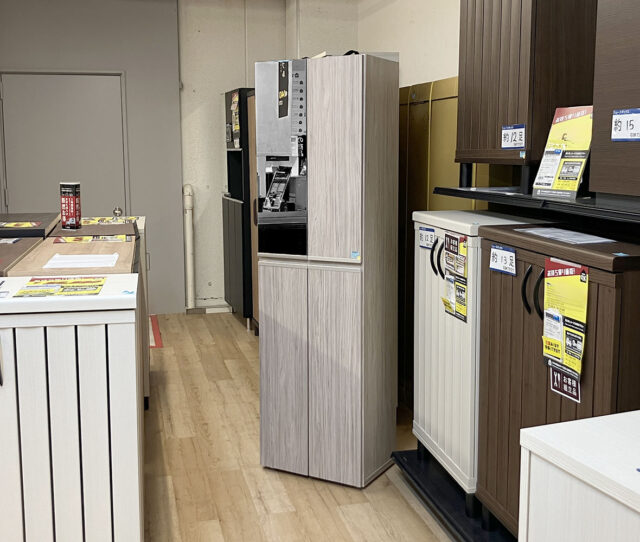 玄関のスペースを有効活用できる、ハイタイプの #シューズボックス。高さを活かした設計に加え、ミラーを備えた実用的なつくりがGOOD！湿気や臭いがこもりにくい空気孔に、収納するものに合わせて高さ調節ができる棚板で使い勝手も◎