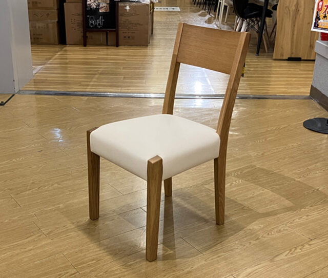 流行に左右されず、日々の食卓を支え続ける「本物」の高すぎず低すぎない、背もたれ80cmのスタンダード設計。座った時のホールド感と、ダイニングを広く見せる視覚的バランスを両立！使い込むほどに味わい深い色合いへと変化し、家族の歴史を刻んでいく天然木オーク材