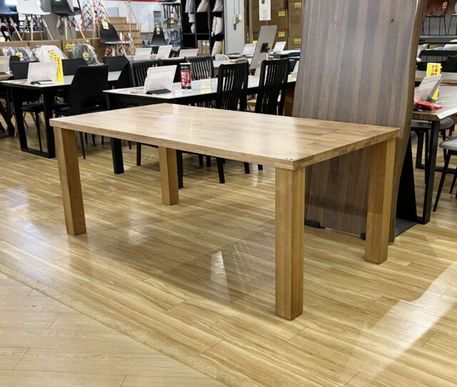 お手入れ簡単「ウレタン塗装」仕上げ！木の温もりを感じるナチュラルな #ダイニングテーブル。シンプルなデザインとしっかりとした脚で、長く使える安心感も魅力。どんな空間にも馴染み、家族の時間をやさしく支えてくれます。