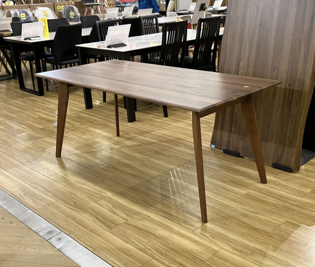 落ち着いた木目とすっきりしたフォルムが魅力の #ダイニングテーブル。細身の脚で空間を広く見せつつ、上品な雰囲気を演出します。天板に小さなキズありですが、日常使いには問題なくお使いいただけます。