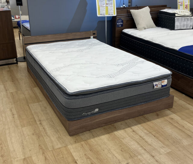 購入後すぐ持って帰れる！ロースタイルでお部屋スッキリ、コンセント付きで使い勝手もな #セミダブルベッドセット。フレームは「人にやさしい家具」基準をクリアした安心設計◎マットレスは、やさしく包み込む低反発と、しっかり支えるポケットコイルで理想の寝心地。