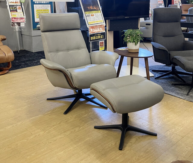 【展示会使用品アウトレット】北欧モダンデザインの #リクライニングチェア。高密度モールドウレタンでへたりにくく快適◎レバー操作で角度調整も簡単、上質なくつろぎを叶える一台です。