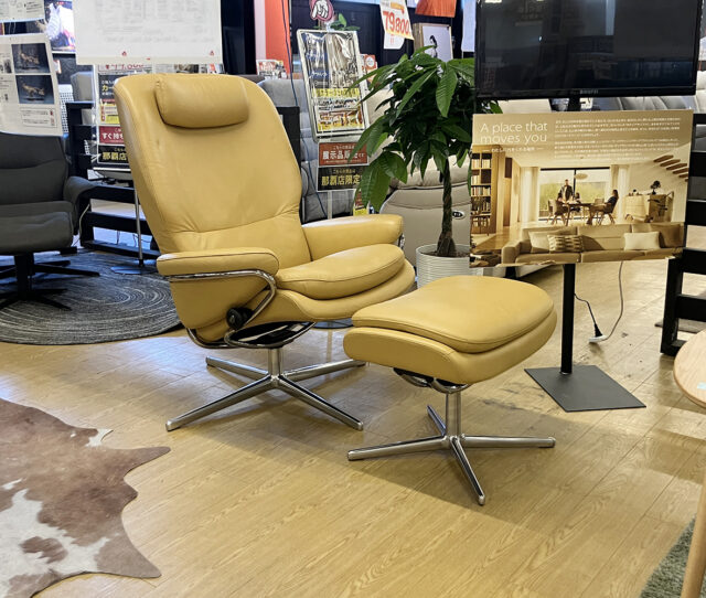 【廃盤カラーアウトレット】都会的でモダンな #リクライニングチェア。高密度モールドウレタンでへたりにくく、ロッキング機能付きで心地よくくつろげます。リクライニングに連動するヘッドレストで、快適な座り心地を実現する一台です。