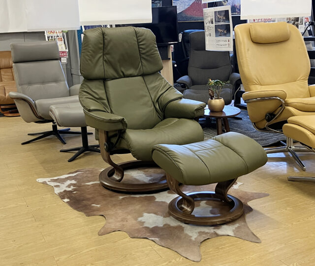 【座面シワありアウトレット】50年愛されるノルウェーデザインの #リクライニングチェア。高密度モールドウレタンでへたりにくく快適♪ヘッドレストは上下調整でき、リクライニングに連動して心地よく体を支えます。