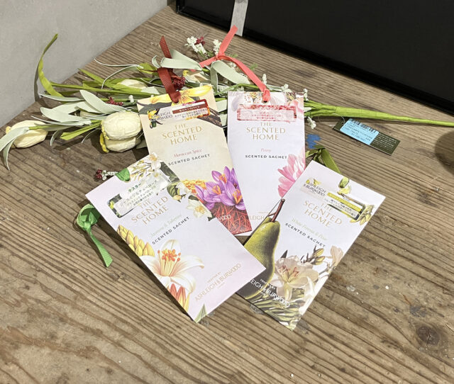 イギリス生まれの上質な香りを手軽に楽しめるサシェ。クローゼットや引き出しに入れるだけで、やさしい香りがふんわり広がり、日常に癒しをプラス。贈り物にもおすすめです。