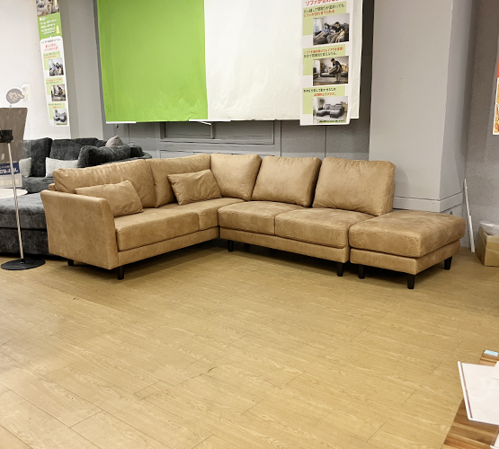 レイアウト自由で模様替えも簡単◎ゆったりくつろげる、組み替え自由な #カウチソファ。温かみのあるヴィンテージ調レザーファブリック使用◎座り心地もやわらかすぎず、しっかり支えるバランス設計です。