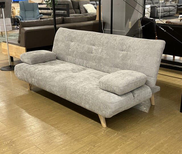 1台2役！やさしい座り心地とシンプルなデザインが魅力の #ソファベッド。可動式の肘掛けで最大約162cmまで広がり、ゆったり使えるのもポイント。くつろぎも実用性も叶える一台です。