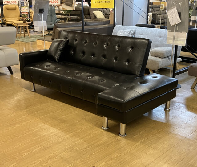 収納付きスツール＆クッション付き！ブラック×シルバーの組み合わせがGOODな #モダンソファベッド。背もたれを倒せばベッドとしても使え、日常使いからくつろぎ時間まで幅広く活躍します。