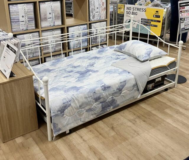 上品なデザイン◎触れた瞬間、ひんやり気持ちいい!暑い季節の寝苦しさをやさしく和らげてくれる #ひんやり掛け布団。素肌に心地よく寄り添い、両面使えるから、季節や気分に合わせて快適に使えます。