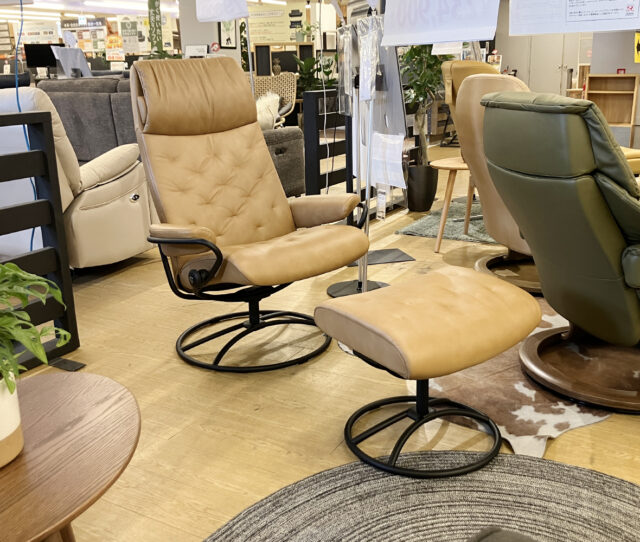 【展示会使用品アウトレット】洗練された都会的デザインが魅力のストレスレスチェア。高さ調整できるヘッドレストで体にフィットし、快適な座り心地を実現。高密度モールドウレタンでへたりにくく、長く愛用できる一脚です。