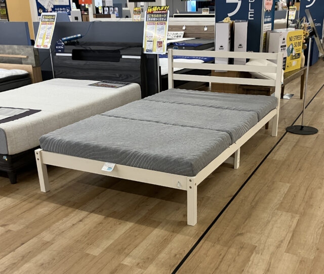 お部屋スッキリ！シンプルなベッドフレーム＆折り畳みマットレスの #セミダブルベッドセット。フレームは、通気性の良いすのこ仕様で、消臭抗菌のマットレスは折り畳めるから、湿気対策もラクにできます。