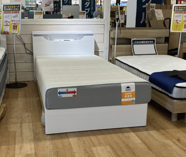 ふんわりした寝心地のマットレスとシンプルなデザインの #シングルベッドセット。フレームには、ライトに2口コンセント付き！