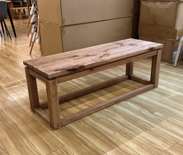 木のぬくもり感じられる#ベンチ。ビンテージな雰囲気がお洒落◎玄関やベッドの側などで大活躍!