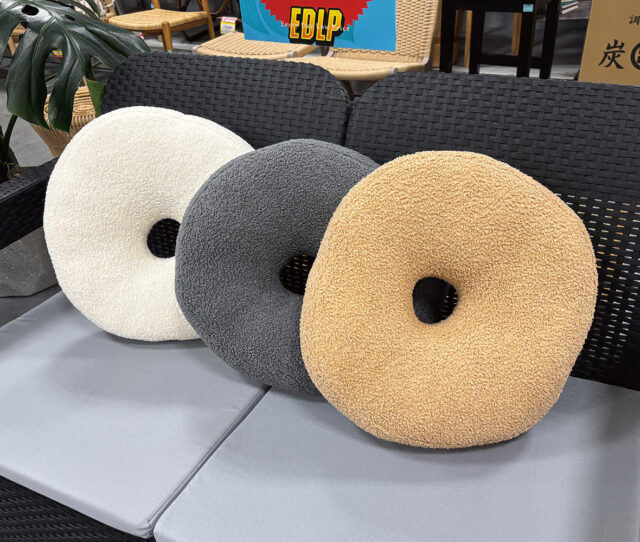 ドーナツクッション。真ん中に穴が開いている形状なので長時間座っていても疲れにくく、おしりの負担をサポート。深く座り込むことで背筋を伸ばした良い姿勢を保ちやすくします。腰痛や産後の方にもおすすめ！