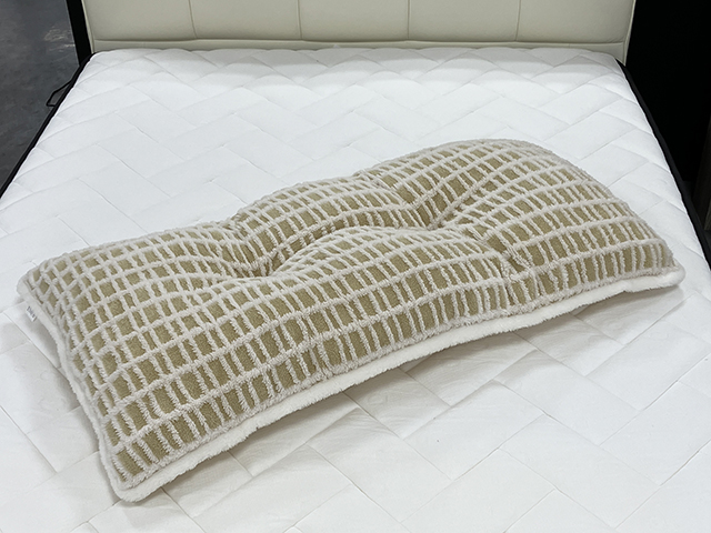 ごろごろする時は寝転んで、ボタンを留めれば三角形の背あてクッション。壁に立てかければ簡易座椅子としても活躍！多用途に使える「欲張りクッション」。やさしく体を支えるもこもこ素材が心地よく、リラックスタイムにピッタリ♪