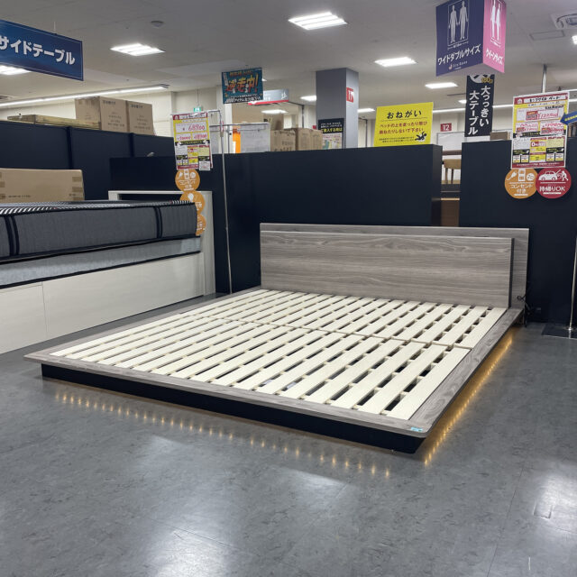 ロータイプのキングサイズベッドフレーム！ロータイプなのでお子さまと一緒でも寝やすく安心です。キングサイズでもシングルマットレスを2枚置ける、幅広タイプで使いやすさも◎