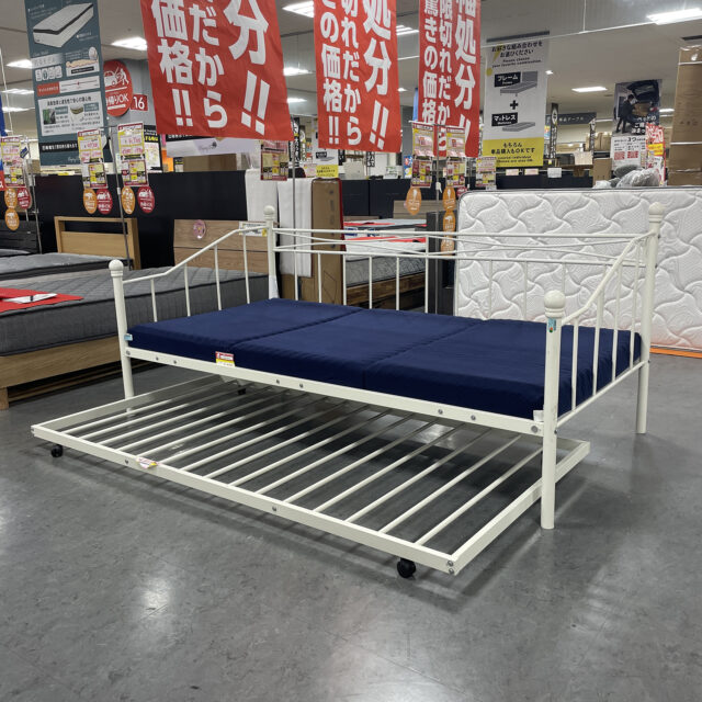 棚板と3つ折りマットレスが付いたお買い得なシングルベッド！工場直送だからもともとお得な商品がさらにお手頃価格になっています♪ベッド下にはちょっとした物を置ける棚板付きで、使いやすさも◎