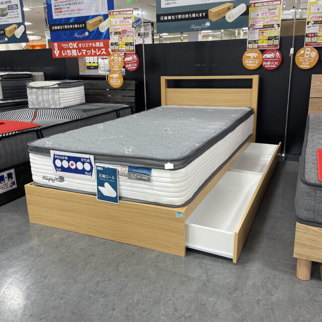 O!K人気のマットレスとコスパ抜群のフレームのセット！引き出し収納付きベッドで、引き出しは左右どちらにも付け替え可能。お部屋のレイアウトに合わせて使いやすいのも魅力です。一人暮らしの新生活にもおすすめで、消臭・防ダニ加工のマットレスで安心して使えます◎