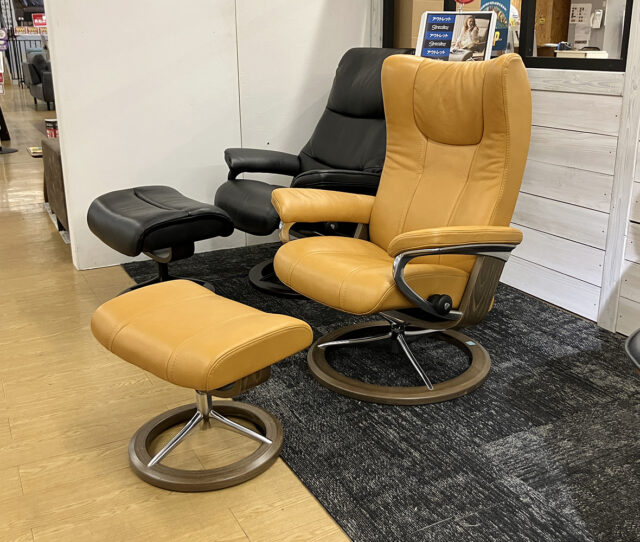 【展示会使用品アウトレット】時代に左右されない、上質で洗練されたデザインの #リクライニングチェア。背もたれ両端のクッションが、横を向いた時に頭をやさしく支え、包み込まれるような安心感を生み出します。さらに、首と腰を自然に支える独自のプラスシステムで、快適なリクライニングを実現。