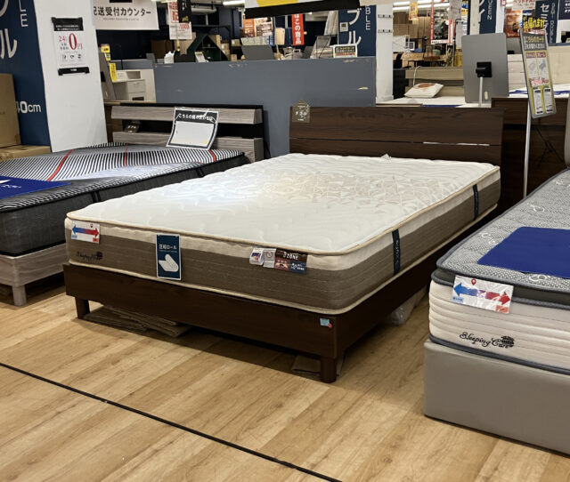 落ち着いた木目フレームと、3ゾーン構造のポケットコイルマットレスを組み合わせた #ダブルベッドセット。端はしっかり、中央はやさしく支える設計で、身体のラインに沿った自然な寝姿勢をサポート！寝返りもしやすく、朝まで快適な寝心地に◎
