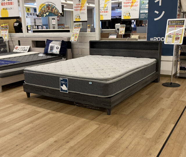 重厚感のある木目フレームと、ふんわり包み込むような寝心地のピロートップマットレスを組み合わせた #クイーンベッドセット。マットレスは表面に厚みのあるクッション層を重ね、体圧を分散しながら身体のラインに沿った自然な寝姿勢をサポート！ヘッドボードには棚と2口コンセント付きで、スマホの充電や小物置きにも便利です。