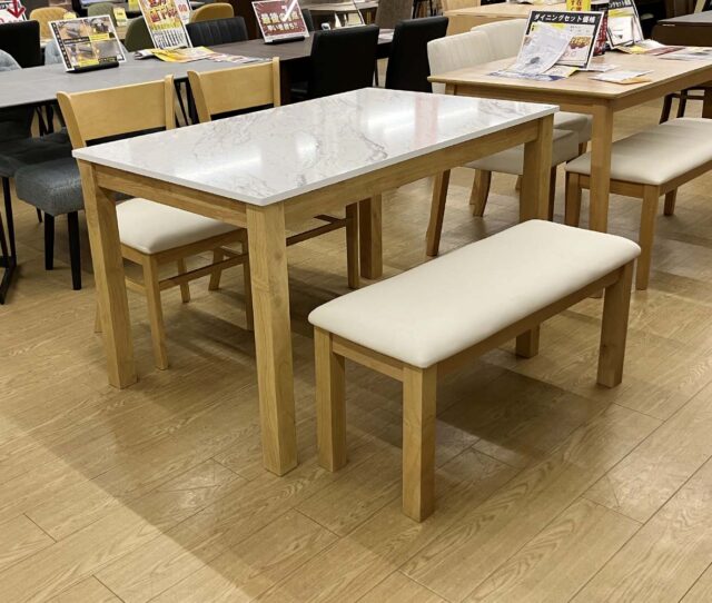 キズや汚れに強いメラミン仕様で、毎日の食事もお手入れもラク♪ナチュラルな木目＆清潔感のある大理石調の天板の組み合わせの #ダイニング4点セット。どこからでも座りやすいベンチタイプは、圧迫感なく◎