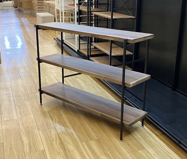 見せる収納で、お部屋をおしゃれに！チール×木目の組み合わせが映える #ラック。幅120cmのゆったりサイズで、本や雑貨、観葉植物のディスプレイにもピッタリ！インダストリアルテイスト好きにオススメです。